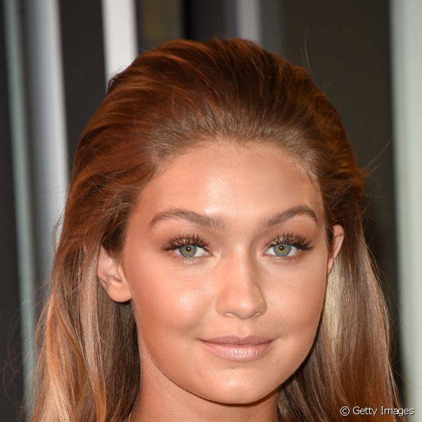 Gigi Hadid apostou em uma maquiagem iluminada e usou uma sombra marrom cintilante para destacar os olhos